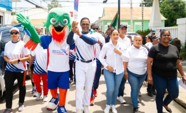 Tony Batista  porta la antorcha de los Juegos Centroamericanos   en el recorrido de Mao