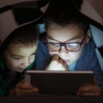 Miopía infantil avanza por uso de dispositivos