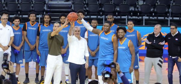 El presidente Luis Abinader realiza saque de honor junto a Chris Duarte, Ángel Delgado y Andrés Feliz. Les acompañan  ejecutivos de la selección.  Alberto calvo