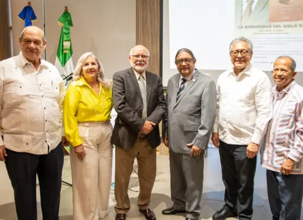 El doctor junto a personalidades de la vida nacional.