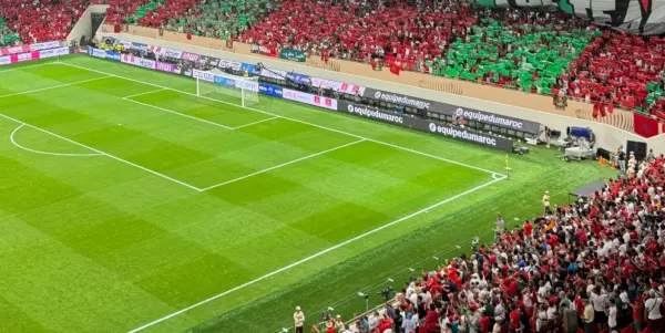 Kaspersky alerta que, en periodos de alta atención deportiva, los ciberdelincuentes pueden aprovechar el interés de los aficionados por no perderse ningún instante de los encuentros para dirigirlos a sitios falsos y sustraer sus datos personales y bancarios. Con el inicio del mayor torneo de fútbol del mundo, la búsqueda de transmisiones gratuitas en línea puede convertirse en una puerta de entrada para nuevas estafas digitales. Kaspersky alerta que, durante eventos deportivos de alta audiencia, los ciberdelincuentes pueden aprovechar la urgencia de los aficionados por ver los partidos en vivo para dirigirlos a páginas falsas que imitan plataformas de streaming y buscan robar datos personales y bancarios. En este tipo de campañas, los atacantes pueden crear páginas falsas que imitan portales legítimos de transmisión deportiva o supuestas plataformas de streaming autorizadas. Para atraer a los usuarios, suelen recurrir a anuncios patrocinados, publicaciones en redes sociales o mensajes en aplicaciones de mensajería con promesas de acceso gratuito, transmisiones en vivo en alta calidad o enlaces para ver partidos sin suscripción.