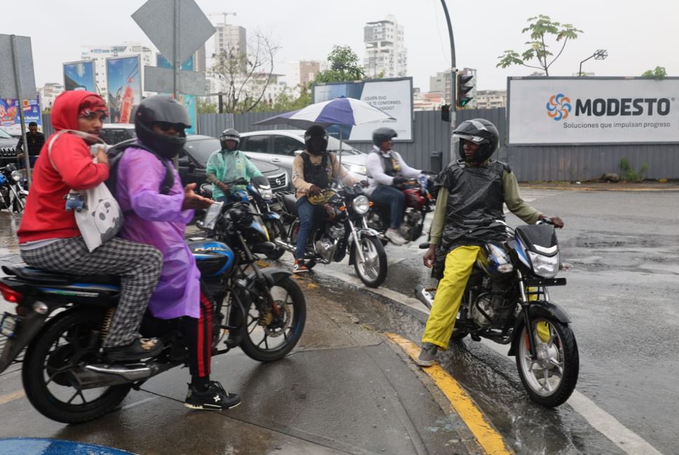 Calles inundadas y 22 provincias en alerta: el impacto de las lluvias de este sábado