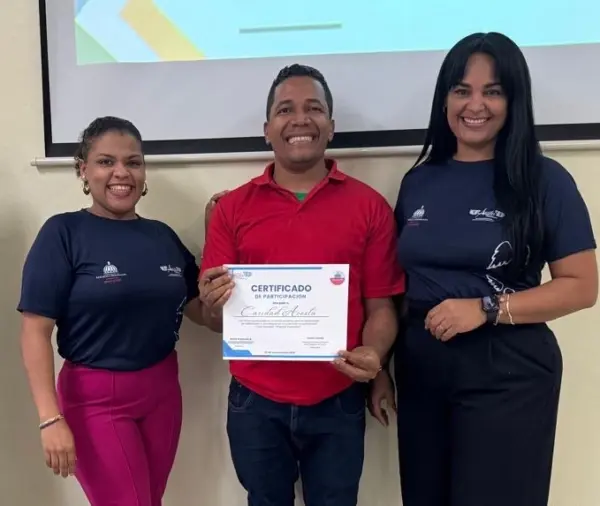 Equipo de la fundación junto a la comunidad educativa.