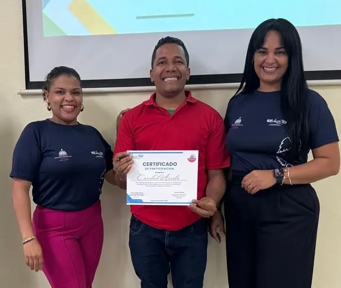 Equipo de la fundación junto a la comunidad educativa.