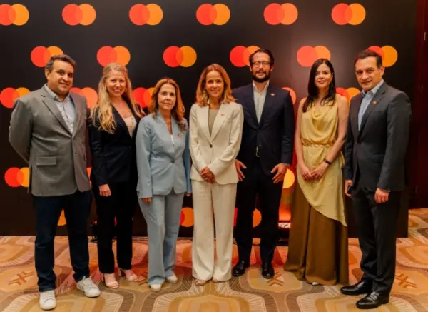 Ejecutivos de la empresa en el encuentro.
