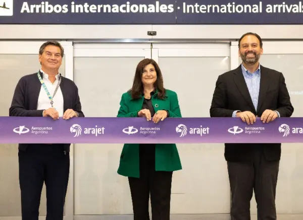 Ejecutivos de Arajet durante el vuelo inaugural.