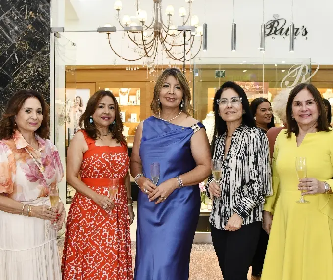 Anni Felipe, Aura Peralta, Rita Soriano, Tanya Mejía Ricart y Lila Báez.