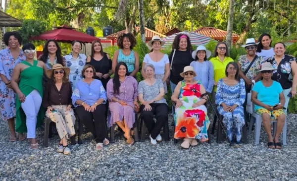 Las madres de Adompretur celebran su día con alegría.