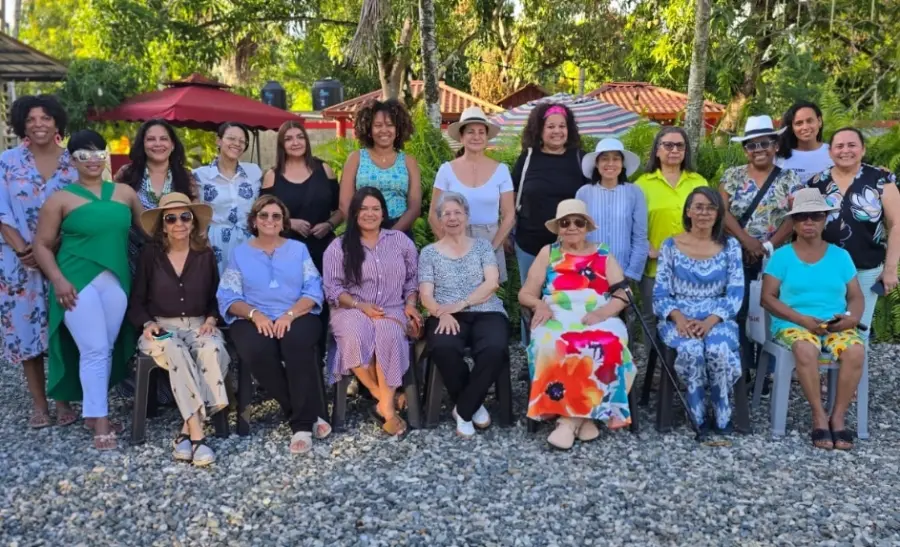 Las madres de Adompretur celebran su día con alegría.