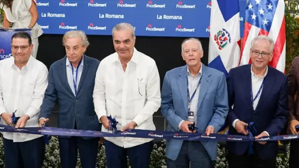 El presidente Luis Abinader corta la cinta inaugural del acto.