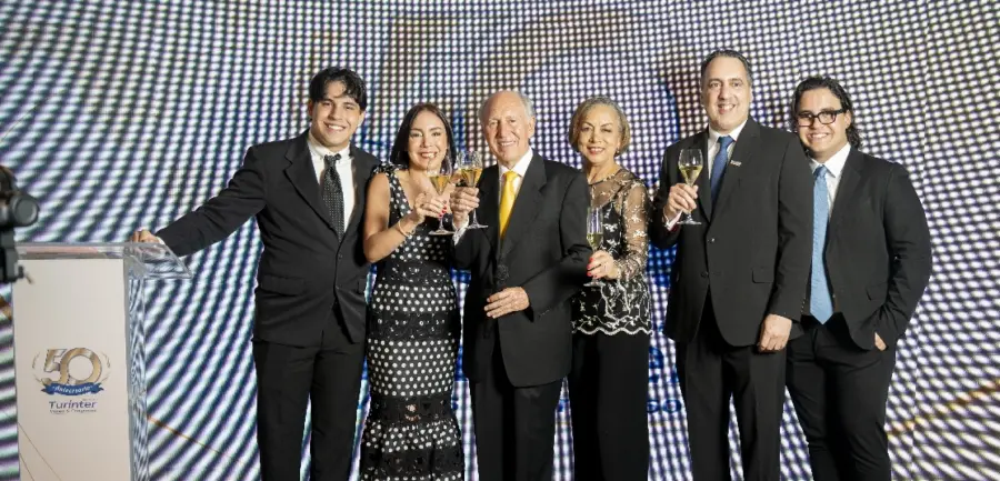 Diego Garrido, Karla Alonso, Carlos Alonso, Elvira de Alonso, Alejandro Alonso y Nicolás Garrido.