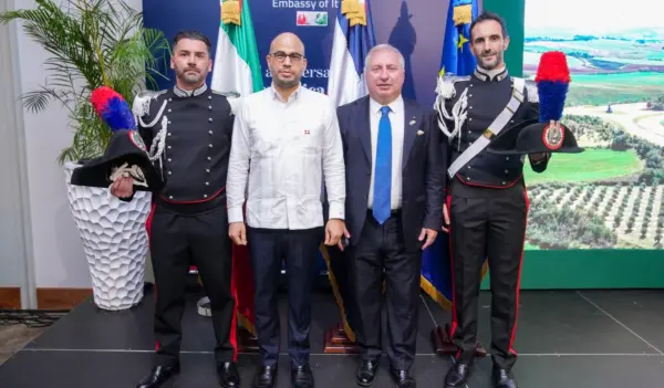 Sergio Maffettone, embajador de Italia, y Francisco Caraballo, viceministro de Política Exterior Bilateral del Mirex, junto a los carabineros.