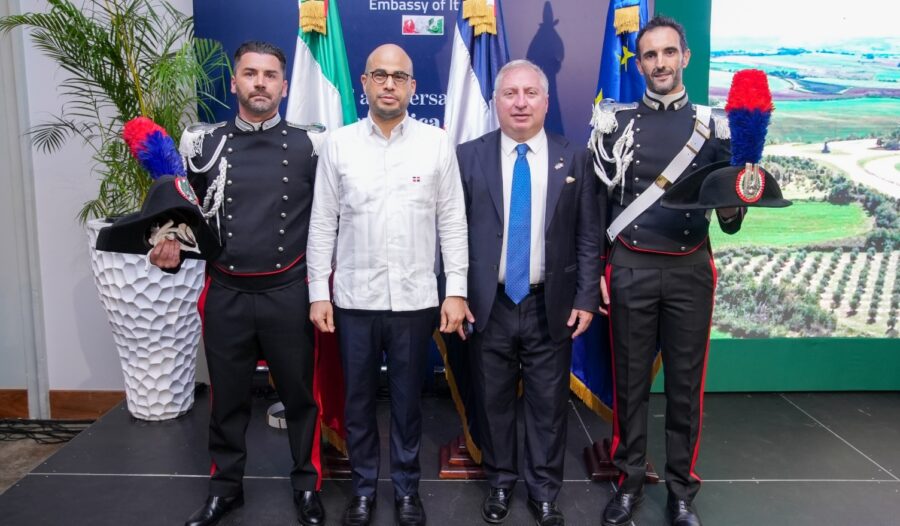Sergio Maffettone, embajador de Italia, y Francisco Caraballo, viceministro de Política Exterior Bilateral del Mirex, junto a los carabineros.