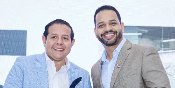 Geovanny Barrera y Miguel Gómez reciben el reconocimiento en nombre de DP World.