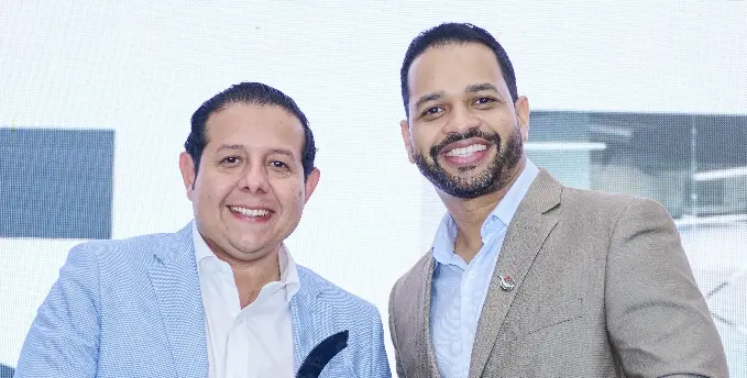 Geovanny Barrera y Miguel Gómez reciben el reconocimiento en nombre de DP World.