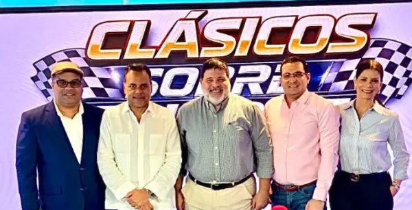 Ramón Ernesto Morales junto a los integrantes del programa.