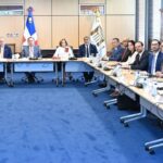 Gobierno y empresarios evalúan medidas para proteger la clase media