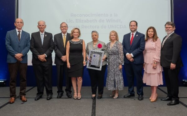 Miembros del Consejo de Directores del ICDA junto a Elizabeth de Windt.