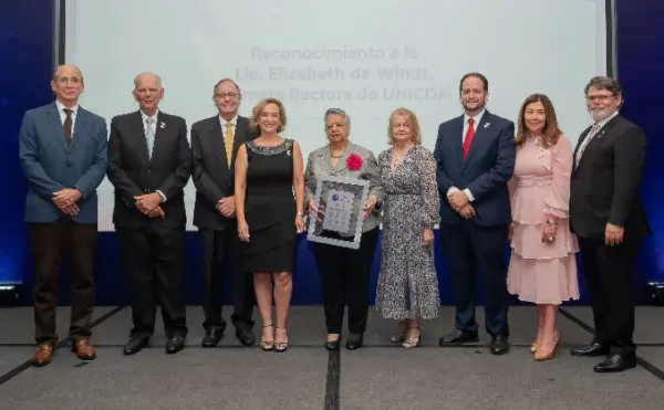 Miembros del Consejo de Directores del ICDA junto a Elizabeth de Windt.