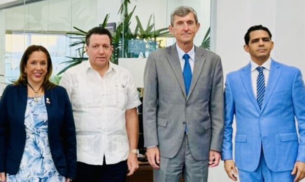 Yira Ramonet, embajadora de Panamá, Mtro. José Alejandro Aybar Martín, canciller de Unicaribe,  Alexey Seredin, embajador de Rusia en  República Dominicana, y Luis González.