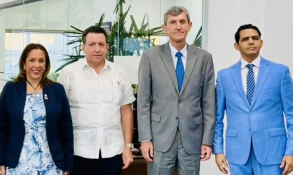 Yira Ramonet, embajadora de Panamá, Mtro. José Alejandro Aybar Martín, canciller de Unicaribe,  Alexey Seredin, embajador de Rusia en  República Dominicana, y Luis González.