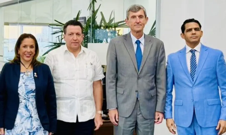 Yira Ramonet, embajadora de Panamá, Mtro. José Alejandro Aybar Martín, canciller de Unicaribe,  Alexey Seredin, embajador de Rusia en  República Dominicana, y Luis González.