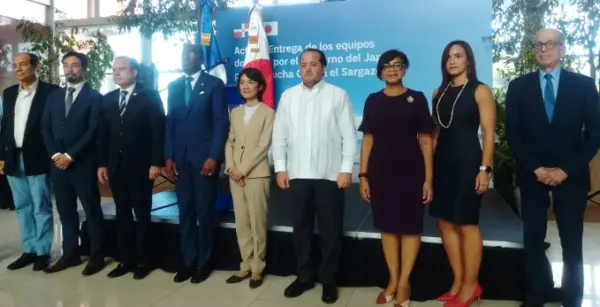 Donación  apoya la lucha contra el problema que afecta las playas dominicanas.