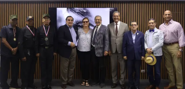 Rony Joubert, Lourdes de la Maza, José G. Guerrero y Jacinto Pichardo acompañados de algunos de los invitados a la conferencia.