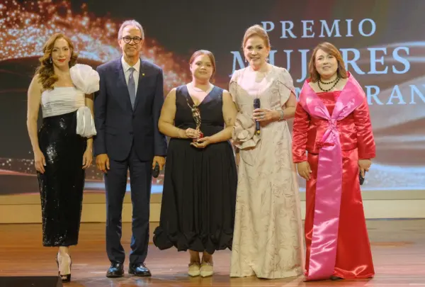 Miralba Ruiz, José Mármol, María Manuela Hazoury Tavárez, Jatnna Tavárez y Emelyn Baldera.