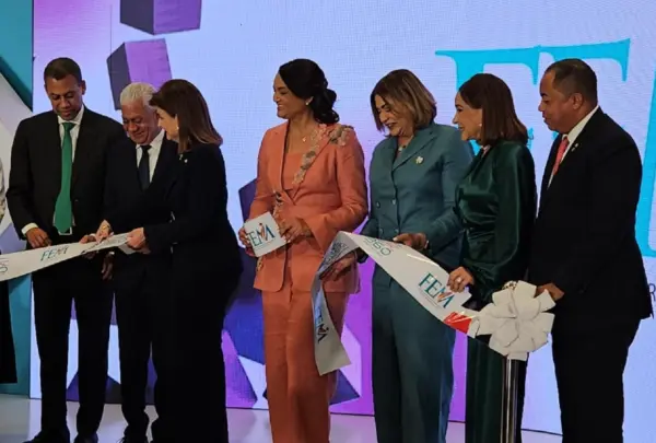 La vicepresidenta de la República Raquel Peña realiza el corte de la cinta para dejar inaugurado el Congreso Internacional Transformación Digital 360.
