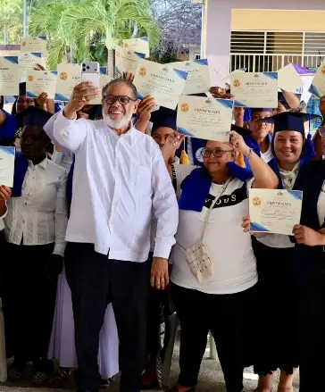 Modesto Guzmán encabezó la graduación de mujeres.