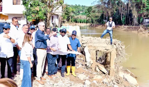 El presidente Luis Abinader durante uno de sus recorridos en zonas afectadas por lluvias.  fuente externa