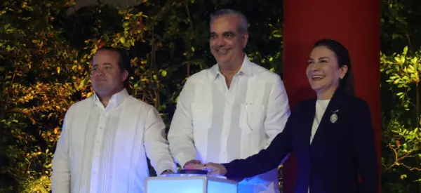 De izquierda a derecha: José Ignacio Paliza, Luis Abinader y Carolina Mejía oprimen el botón para dejar inaugurado el parque. Alberto Calvo