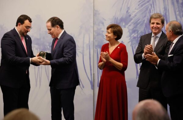 Manuel recibe Premio Álvarez Margaride otorgado en Asturias a su padre, Pepín Corripio.  FUENTE EXTERNA