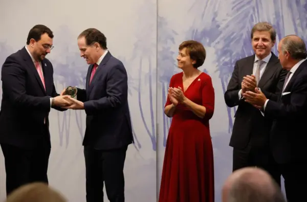 Manuel recibe Premio Álvarez Margaride otorgado en Asturias a su padre, Pepín Corripio.  FUENTE EXTERNA