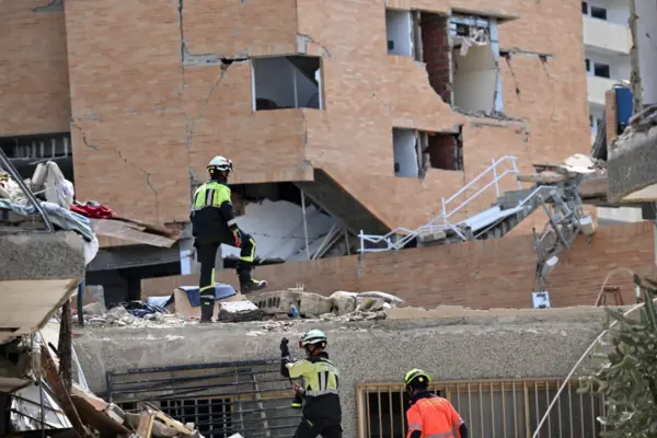 Rescatistas buscan cuerpos bajo los escombros tras fuertes terremotos en Venezuela.
