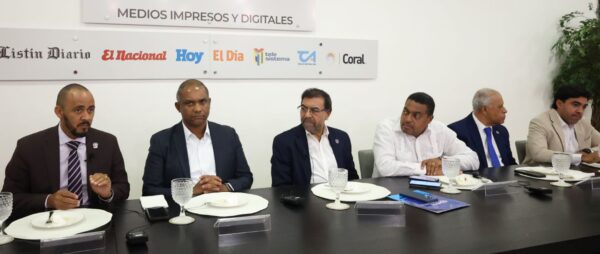 Juan Saldaña, Juan Nova, Olmedo Caba, director del Indrhi; José Monegro, director EL DÍA, Carlos Javier y Juan Fulvio Ureña.  José de León