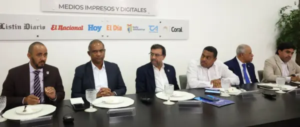 Juan Saldaña, Juan Nova, Olmedo Caba, director del Indrhi; José Monegro, director EL DÍA, Carlos Javier y Juan Fulvio Ureña.  José de León