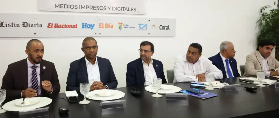 Juan Saldaña, Juan Nova, Olmedo Caba, director del Indrhi; José Monegro, director EL DÍA, Carlos Javier y Juan Fulvio Ureña.  José de León