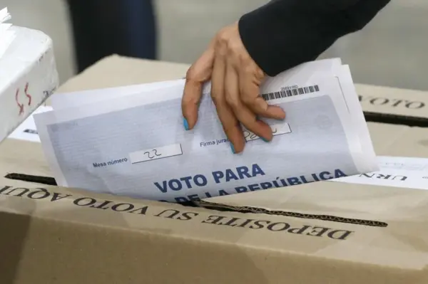 Una persona vota este domingo, en Medellín (Colombia).