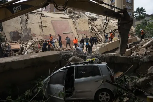 Voluntarios realizan labores de remoción de escombros y rescate este jueves, en el municipio Chacao en Caracas (Venezuela). EFE