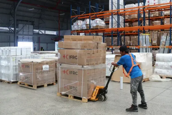 Un hombre transporta ayuda humanitaria en el Centro Regional Logístico de Asistencia Humanitaria de la Federación Internacional de la Cruz Roja este jueves, en Ciudad de Panamá (Panamá). EFE