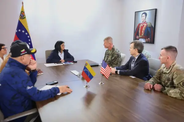Fotografía difundida por el Palacio de Miraflores de la presidenta encargada de Venezuela, Delcy Rodríguez (c), junto al mayor general del Cuerpo de Marines de Estados Unidos Kevin J. Jarrard (3-i) y el encargado de negocios John M. Barrett (2-i) en Caracas (Venezuela). EFE