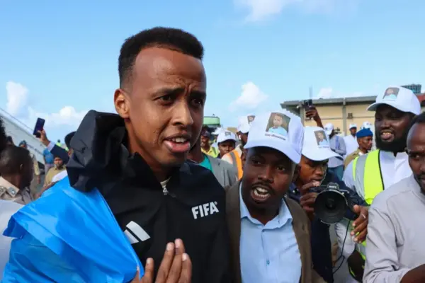 El árbitro de la FIFA, Omar Abdulkadir Artan (C), es recibido por sus seguidores a su llegada al aeropuerto de Mogadiscio.