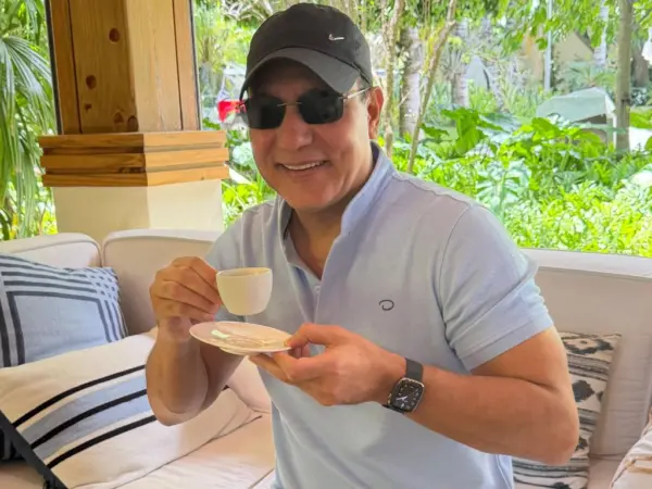 Abel Marinez-Tomando Café