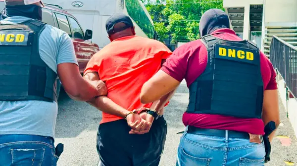 Agentes de la DNCD llevan esposado a "el francés"