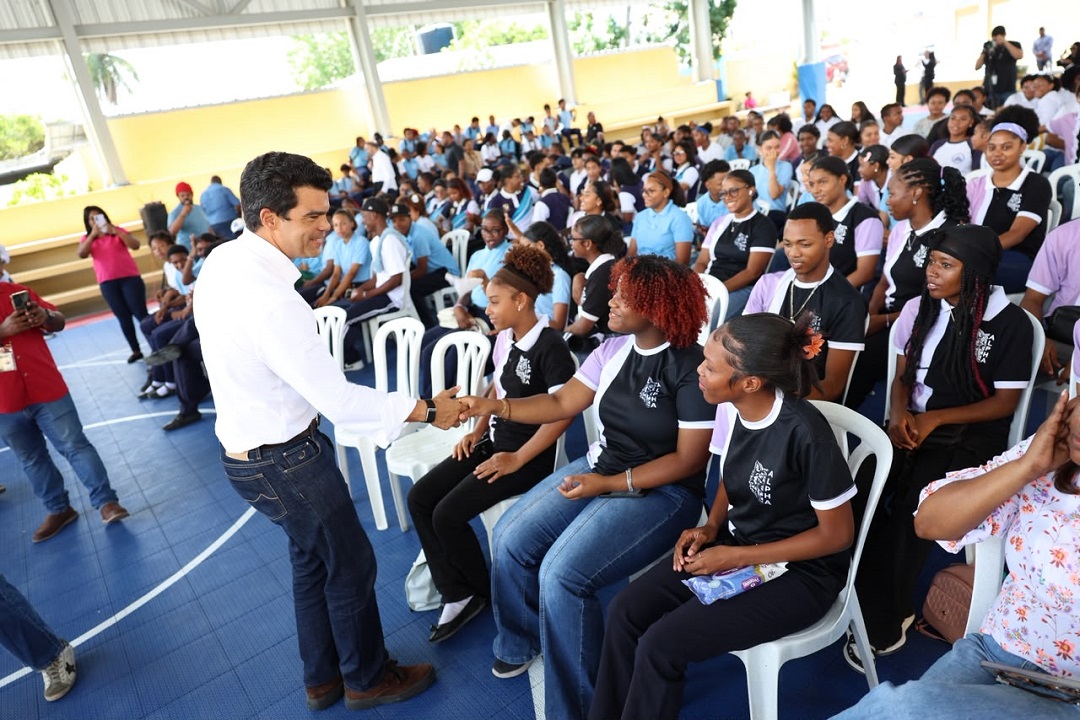 Wellington Arnaud socializa proyecto de saneamiento de Boca Chica con estudiantes, empresarios y juntas de vecinos