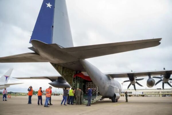Avion chileno con ayuda para abastecer alimentos a ciudades bloqueadas en Bolivia