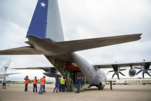 Avion chileno con ayuda para abastecer alimentos a ciudades bloqueadas en Bolivia