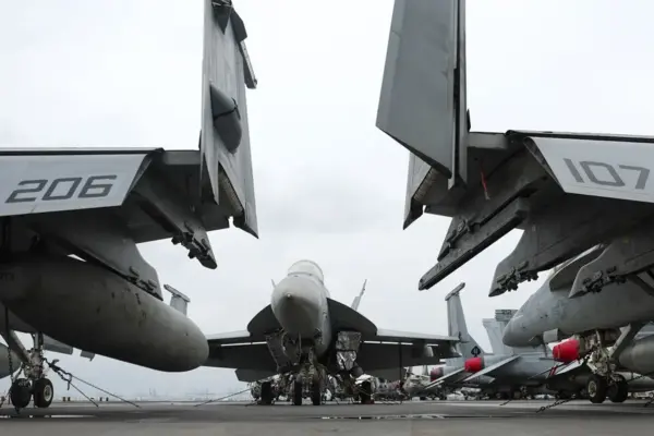 Fotografía de archivo de varios cazas F/A-18 sobre el portaaviones USS Abraham Lincoln, actualmente desplegado en el Golfo Pérsico.